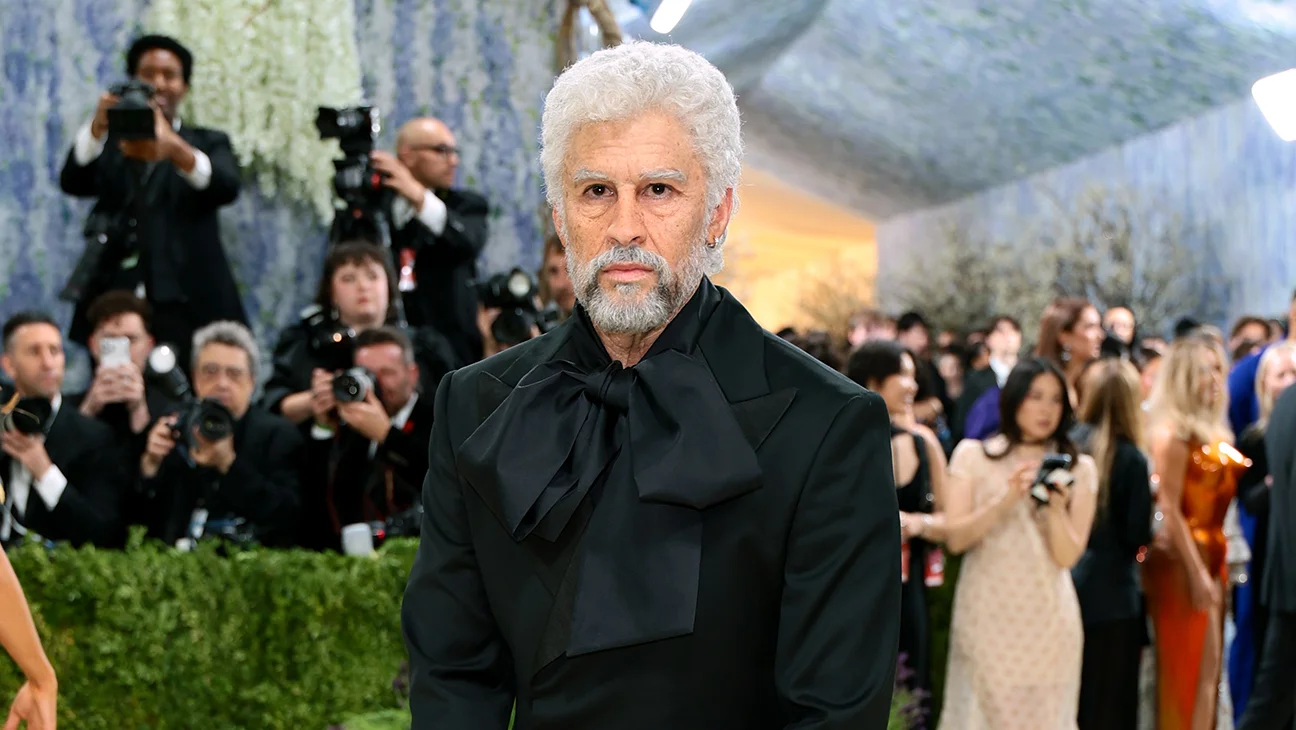 Bad Bunny sorprende con look de anciano en la Met Gala 2026