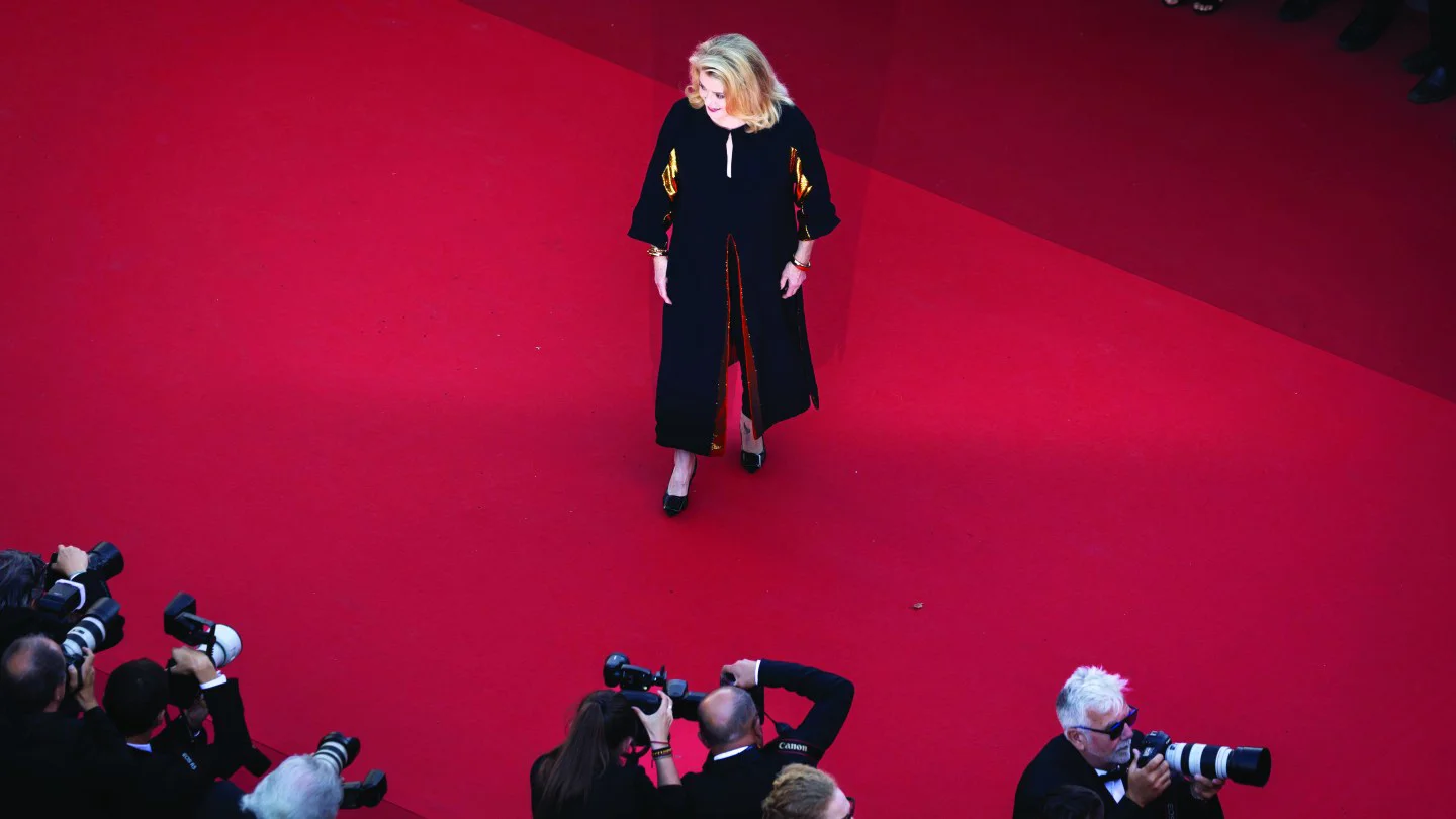 Catherine Deneuve presenta dos filmes en Cannes acompañada de su perro Jack