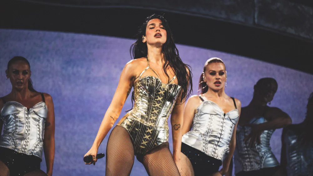 Dua Lipa demanda a Samsung por 15 millones de dólares por usar su imagen sin permiso