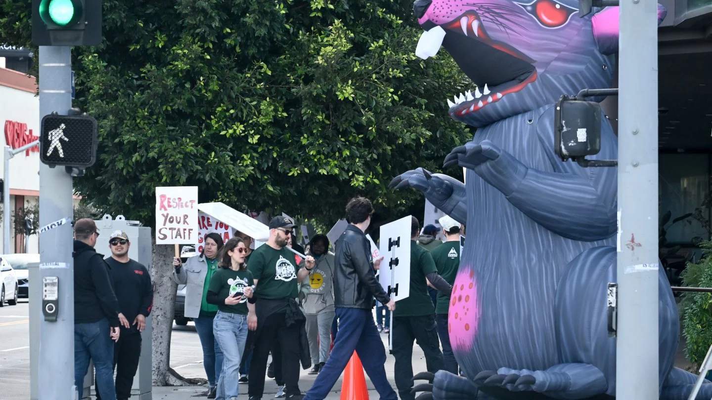 WGA West alcanza acuerdo tentativo con sindicato de empleados para terminar huelga