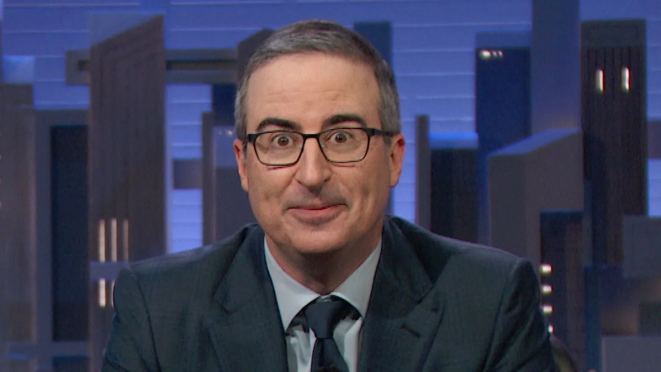 John Oliver critica a 'Legally Blonde 2' por no incluir escena en la Corte Suprema