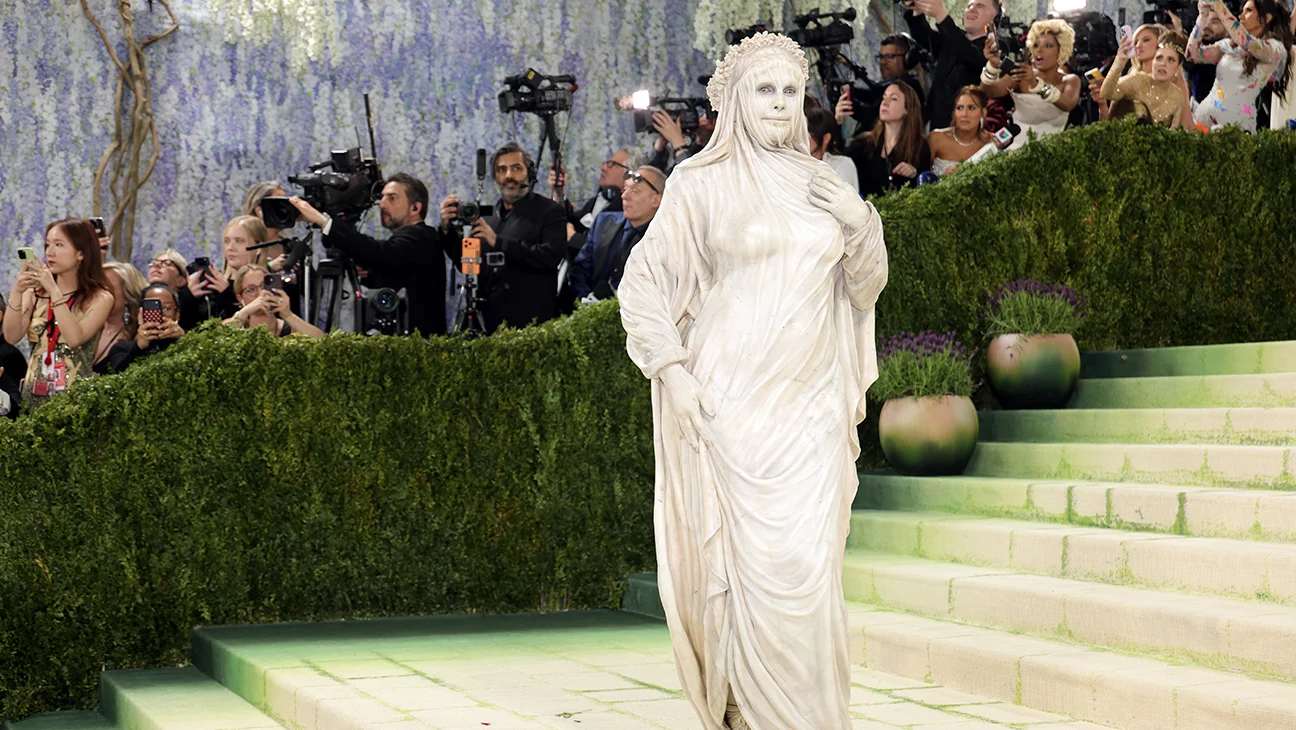 Heidi Klum se convierte en 'escultura viviente' con look de piedra en la Met Gala 2026