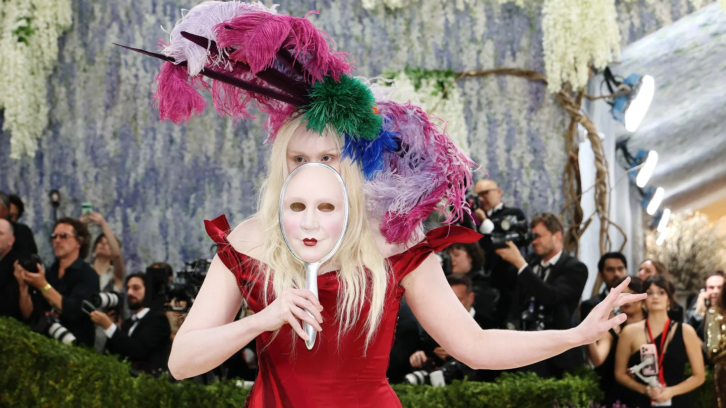 Gwendoline Christie lleva máscara con su rostro al Met Gala 2026