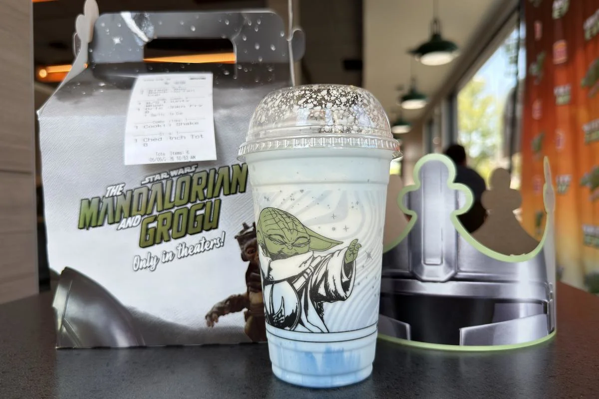 Fans reaccionan a los primeros 25 minutos de 'The Mandalorian and Grogu' mientras Burger King lanza menú temático