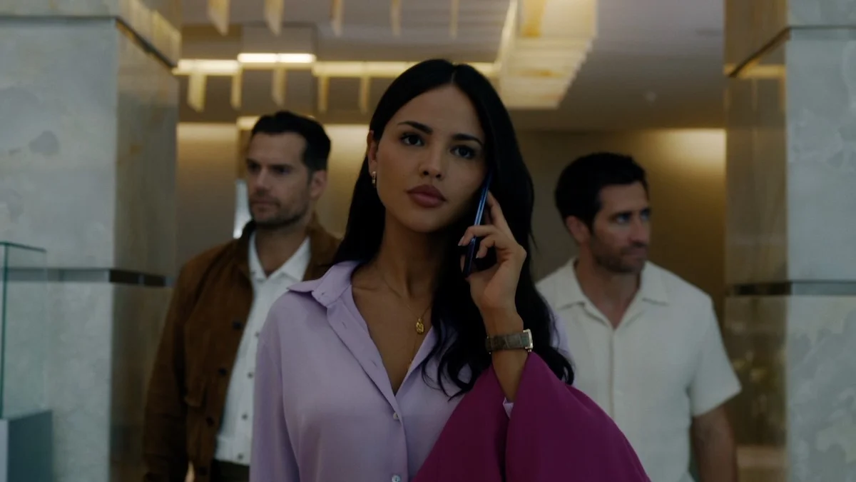 Guy Ritchie dirige 'En la zona gris' con Henry Cavill y Eiza González en el reparto
