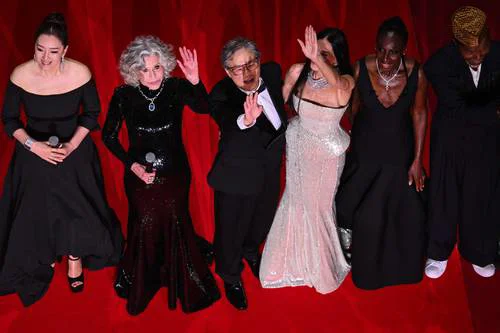 Inaugura Cannes 2026 con llamado a la resistencia y honores a Jackson y del Toro