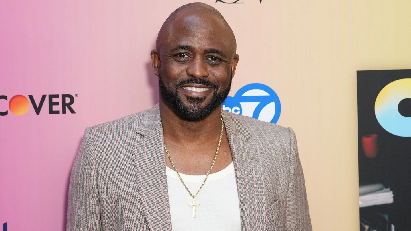 Wayne Brady acusa a Bill Maher de racista en podcast por comentarios de 2010