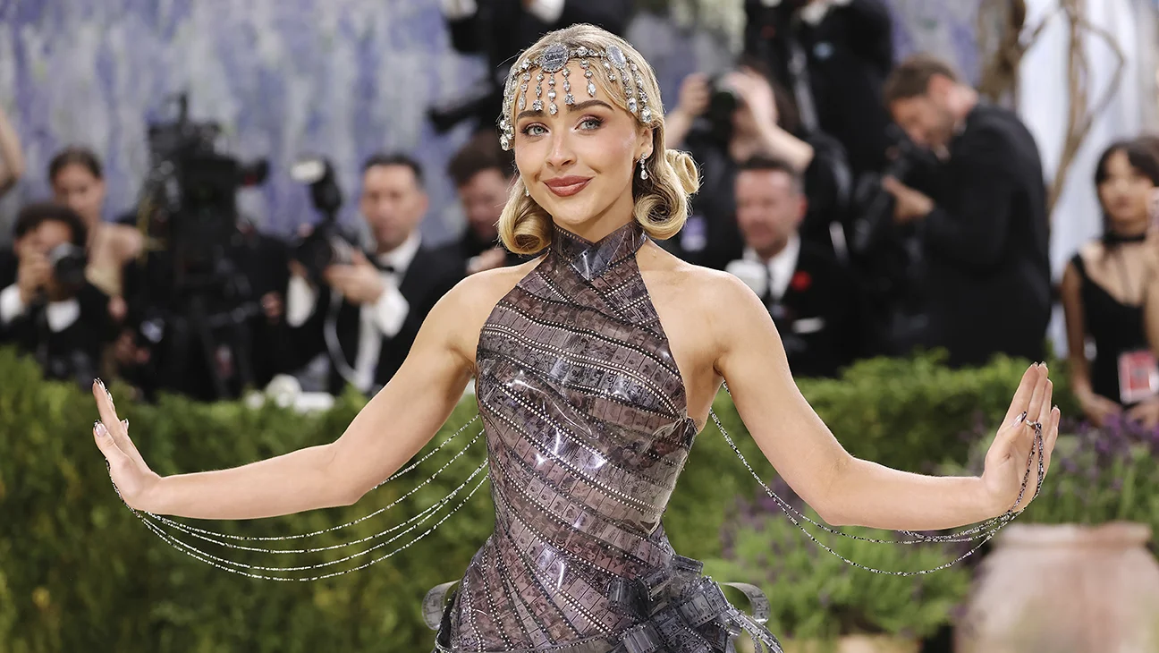 Sabrina Carpenter rinde homenaje a Audrey Hepburn en la Met Gala 2026 con vestido de Dior