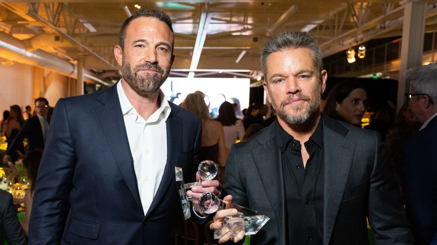 Matt Damon y Ben Affleck reciben premio Robin Williams Legacy of Laughter en evento benéfico