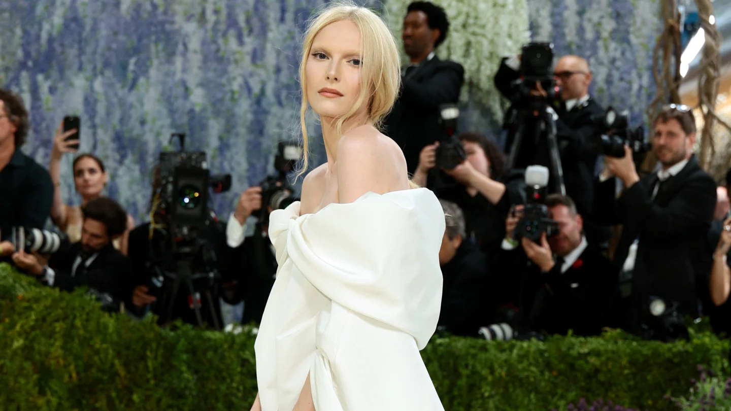 Alex Consani hace historia como primera co-chair trans en la Met Gala con look de Gucci