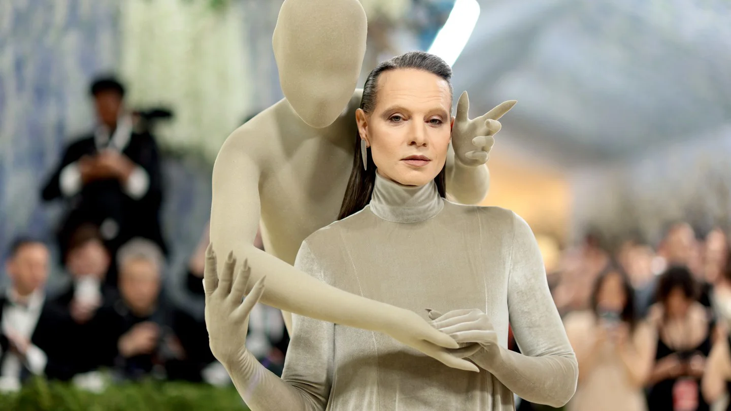 Jordan Roth se convierte en escultura viviente en el Met Gala 2026 inspirado en 'Pigmalión y Galatea'
