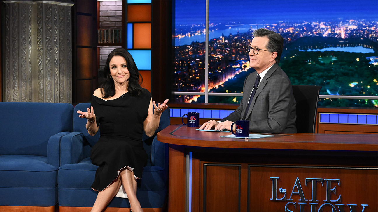 Stephen Colbert besa a Julia Louis-Dreyfus y Pedro Pascal en su programa tras broma con Jimmy Fallon