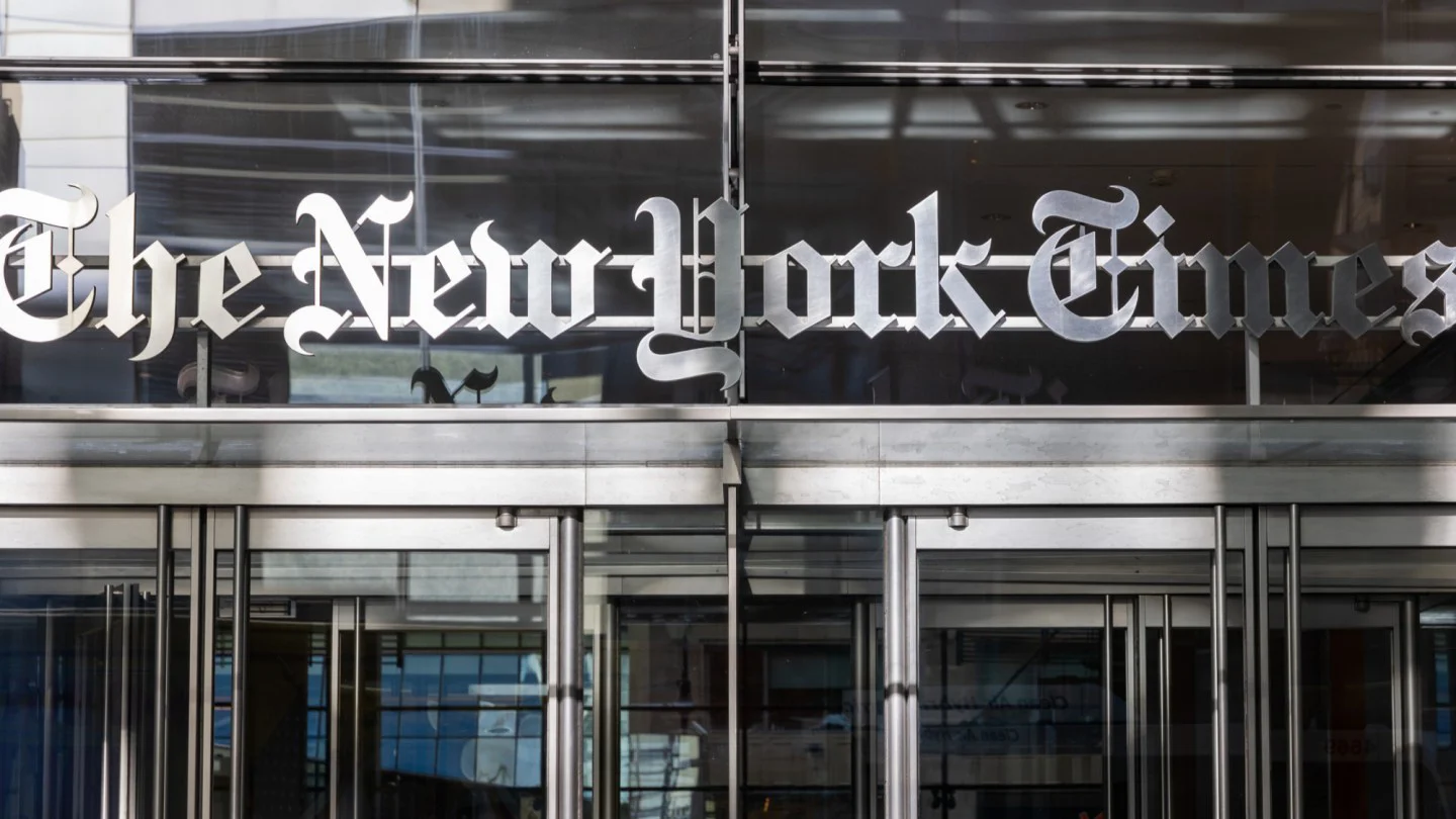 EEOC demanda a The New York Times por discriminación contra empleado blanco
