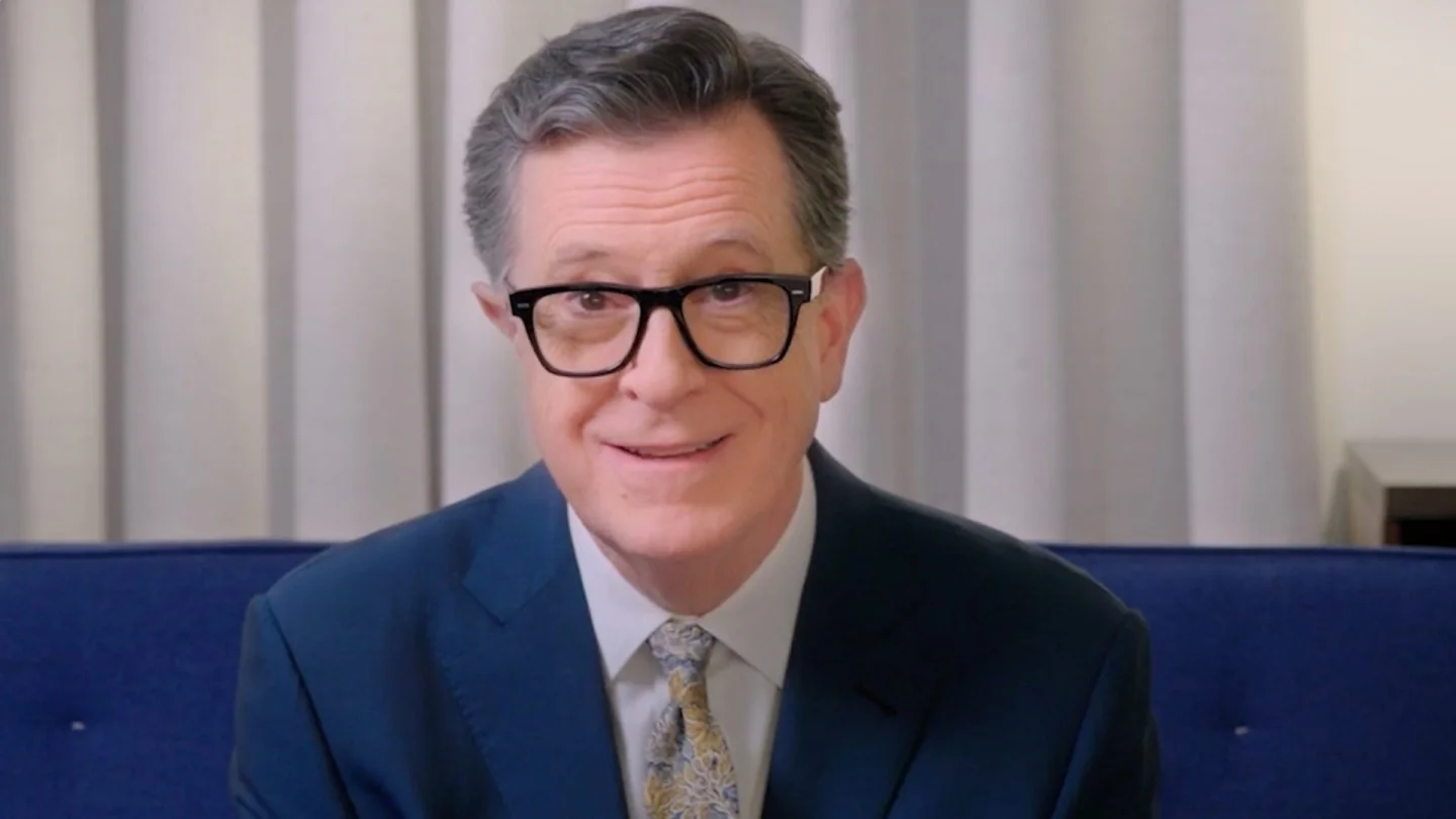 Stephen Colbert recibe preguntas de colegas en entrevista de salida antes del final de su programa