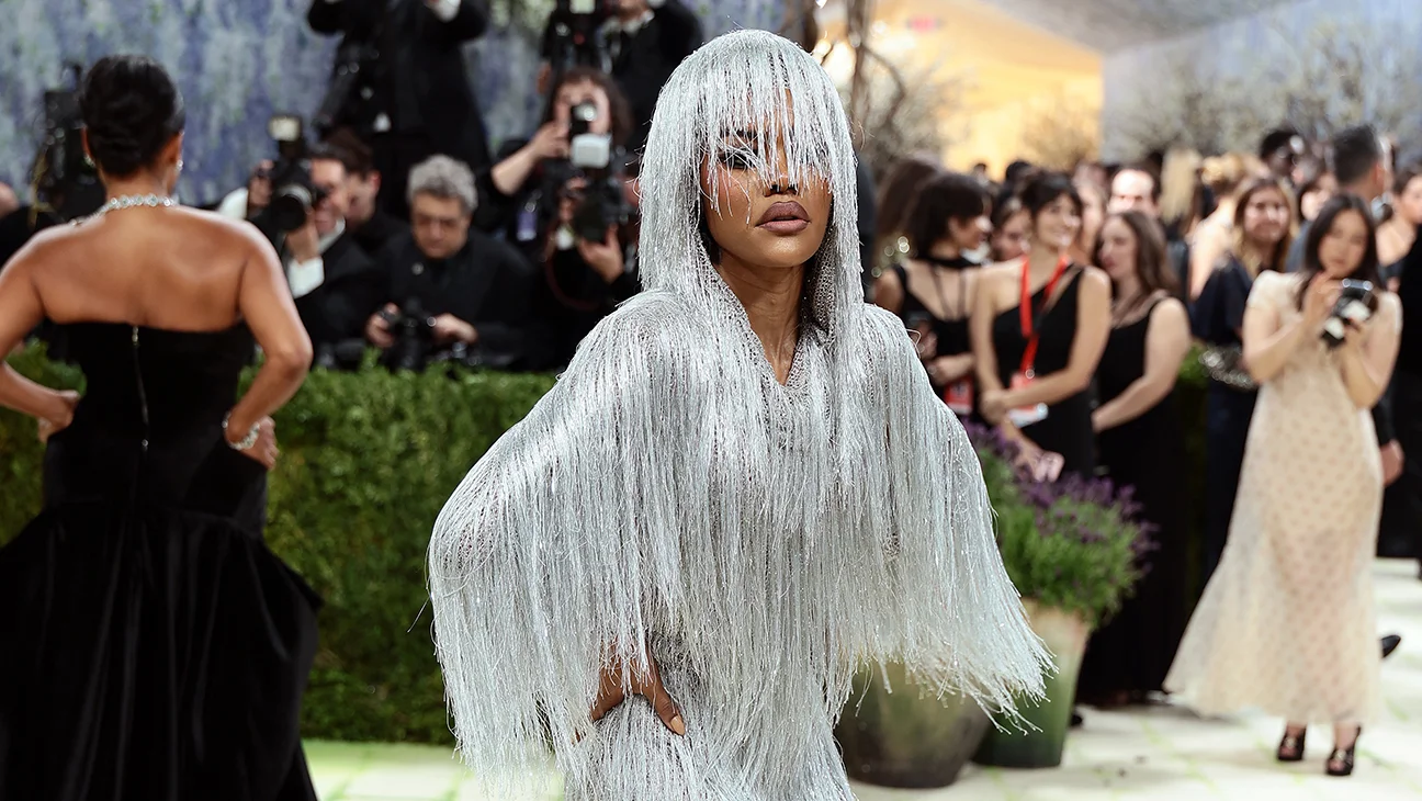 Teyana Taylor brilla con vestido plateado de Tom Ford en la Met Gala 2026