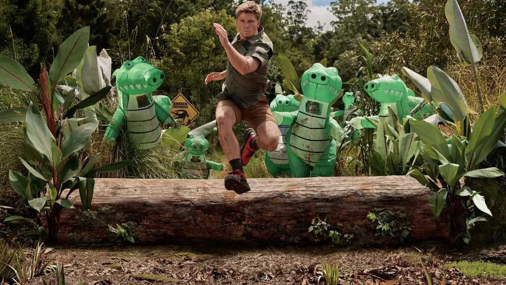 Robert Irwin protagoniza campaña de Columbia Sportswear huyendo de cocodrilos inflables