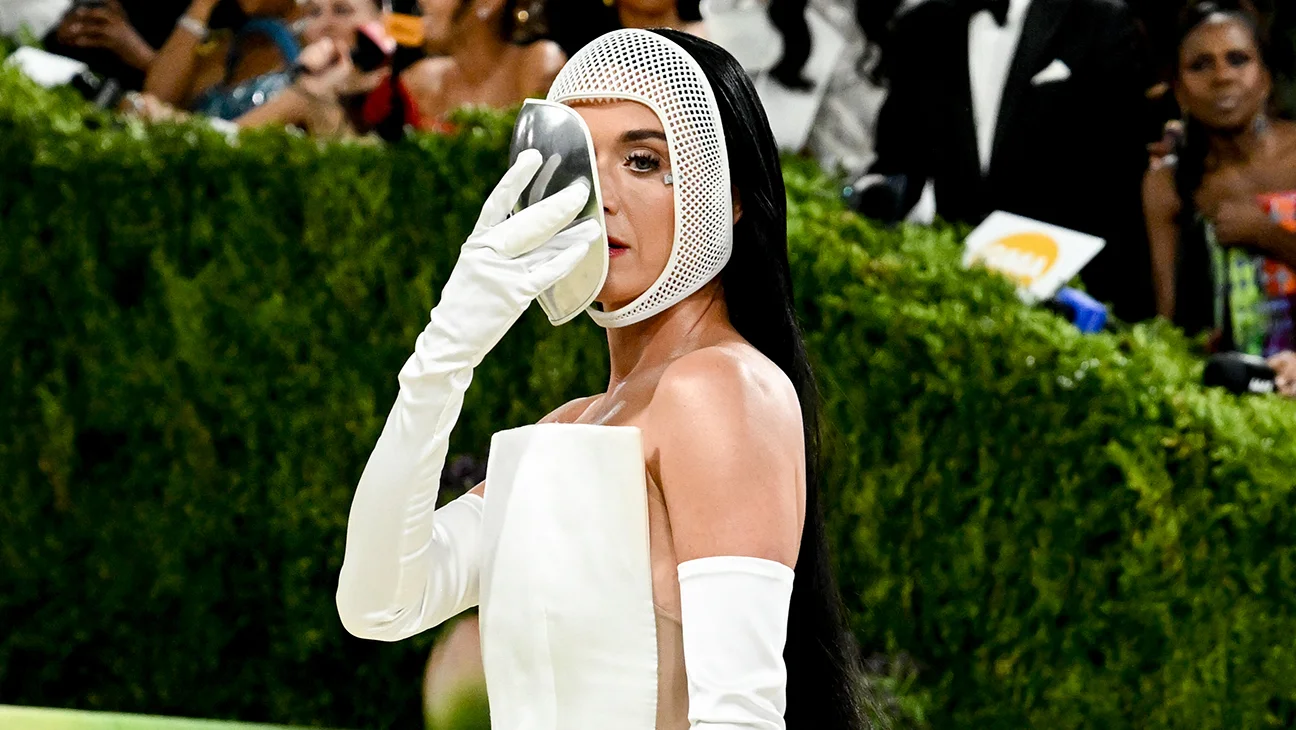 Katy Perry acude al Met Gala 2026 con máscara de cromo inspirada en esgrima