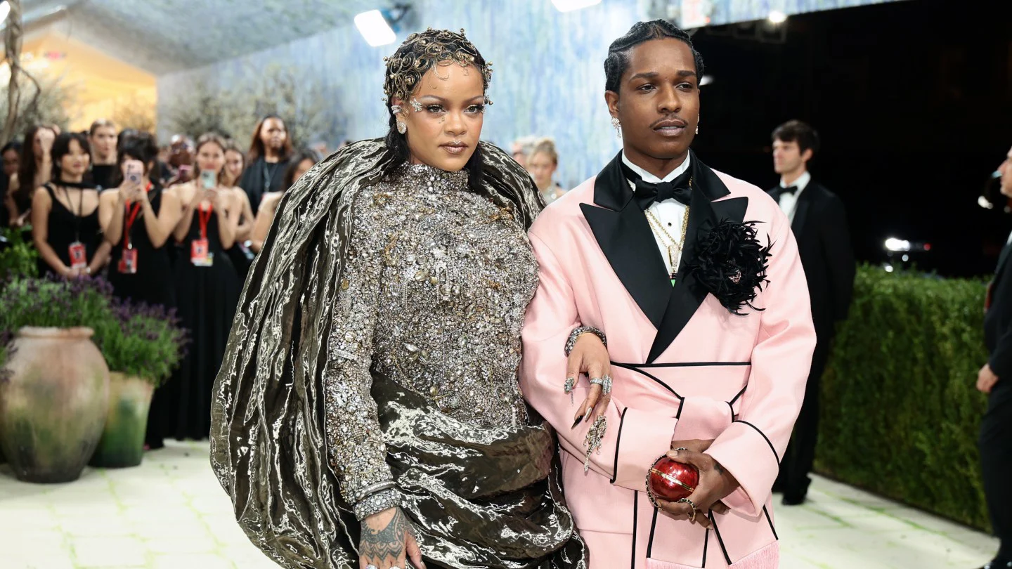 Rihanna y A$AP Rocky llegan tarde a la Met Gala 2026 con atuendos dorados y rosados