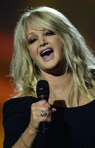 Bonnie Tyler entra en coma inducido tras cirugía de urgencia en Portugal