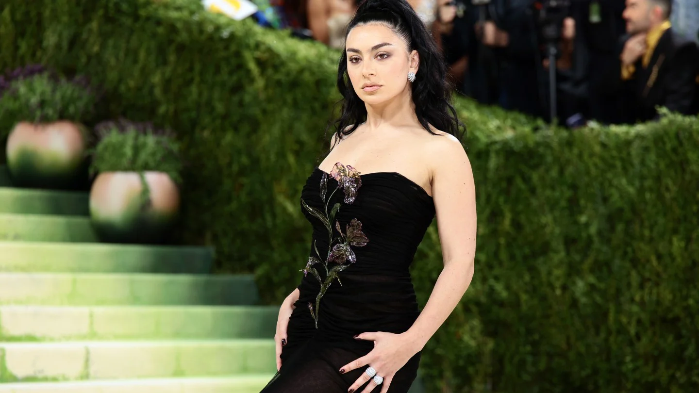 Charli XCX lanza sencillo 'rock music' y declara muerta la pista de baile