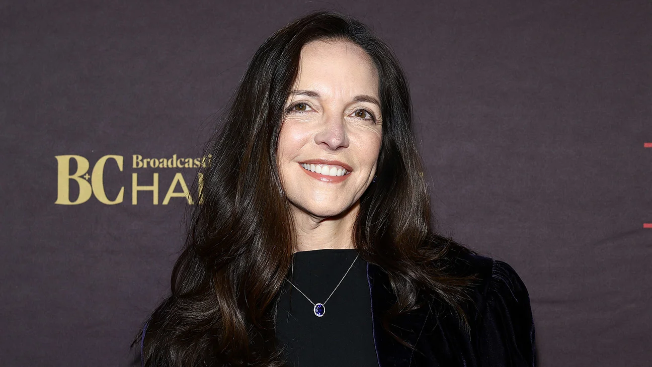 AMC Networks revela compensación de ejecutivos para 2025; CEO Kristin Dolan ganó $12.5 millones