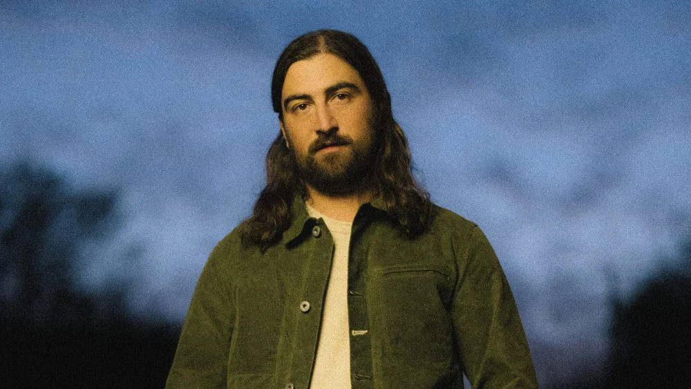 Noah Kahan alcanza su primer No. 1 en Billboard 200 con el álbum 'The Great Divide'