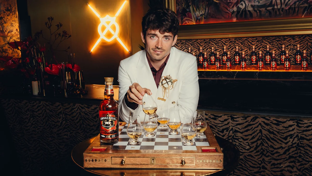 Charles Leclerc co-crea edición limitada de whisky de 16 años con Chivas Regal