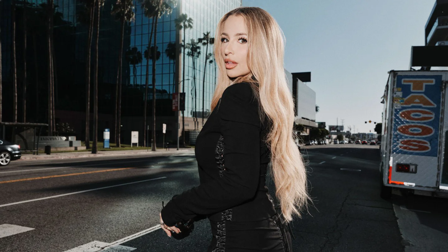 Tana Mongeau viraliza promoción de productos y cierra podcast 'Cancelled'
