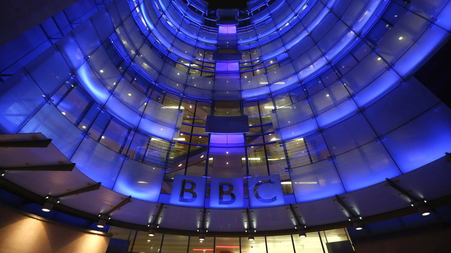 Excorresponsal de la BBC afirma que la cadena ocultó imágenes que revelaban la identidad de Banksy