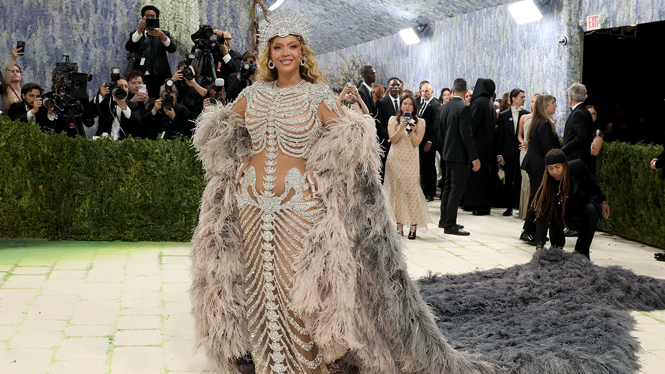 Beyoncé regresa a la Met Gala tras una década con vestido esquelético enjoyado junto a Blue Ivy