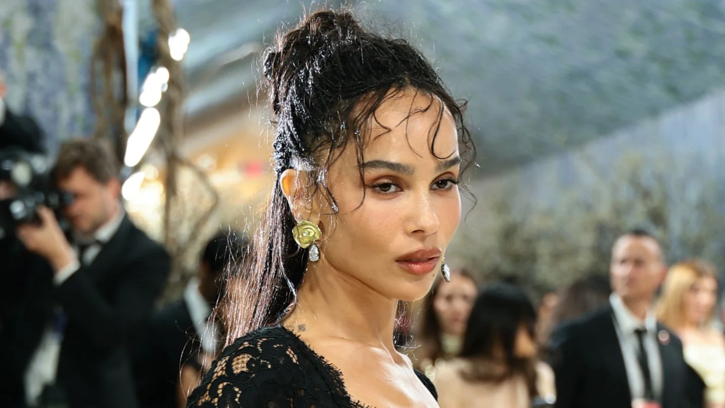 Zoë Kravitz asiste sola a la Met Gala 2026 sin Harry Styles y sin su anillo de compromiso