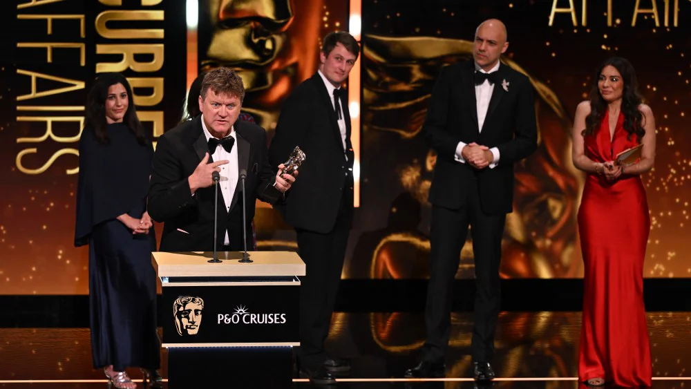 Equipo de documental de Channel 4 critica a la BBC al recibir premio BAFTA TV