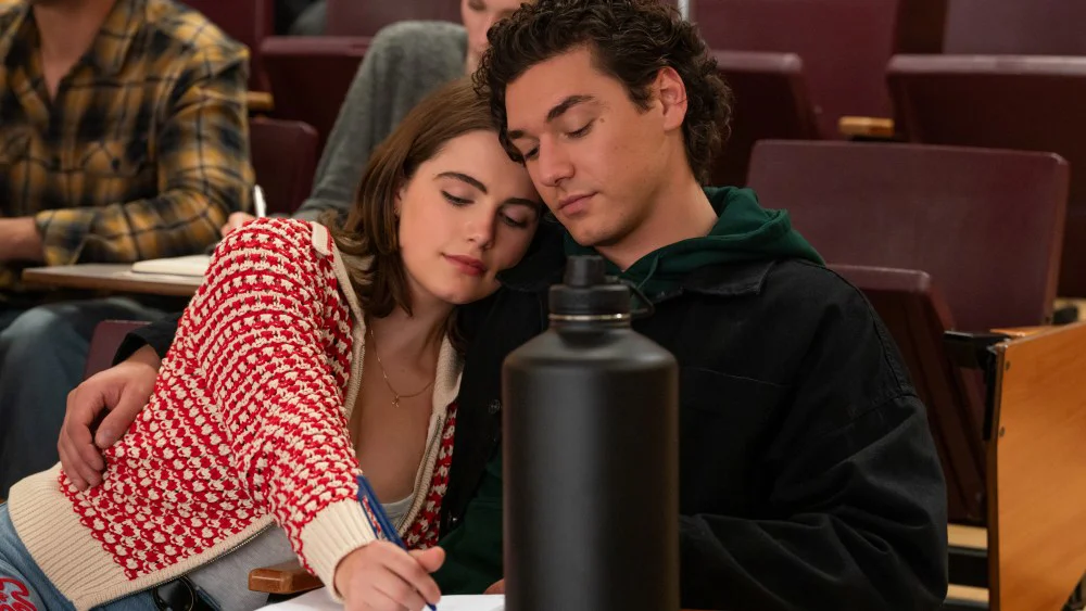Reseña: 'Off Campus' adapta con química y tropos previsibles la saga de Elle Kennedy