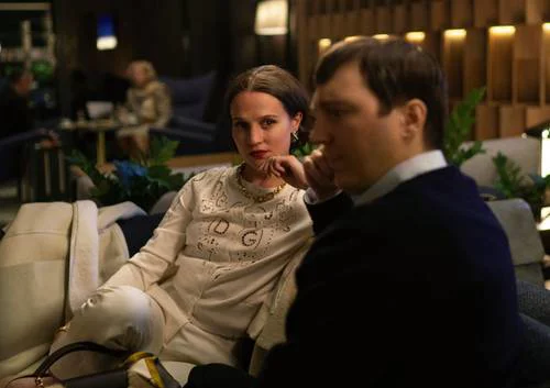 Alicia Vikander habla de su papel en 'El mago del Kremlin' y su carrera