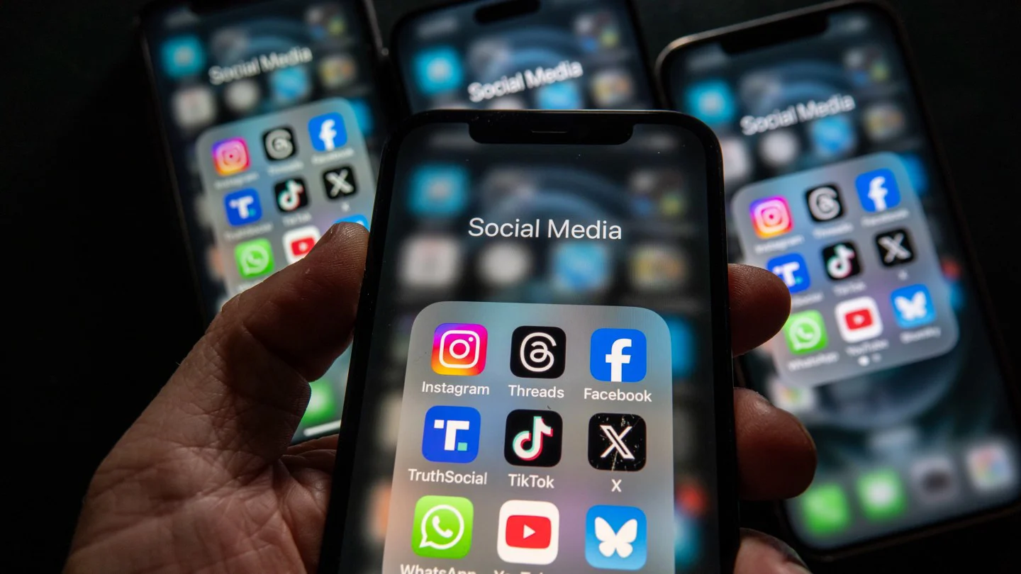 Reino Unido y Canadá proponen prohibir redes sociales a menores de 16 años siguiendo el modelo australiano