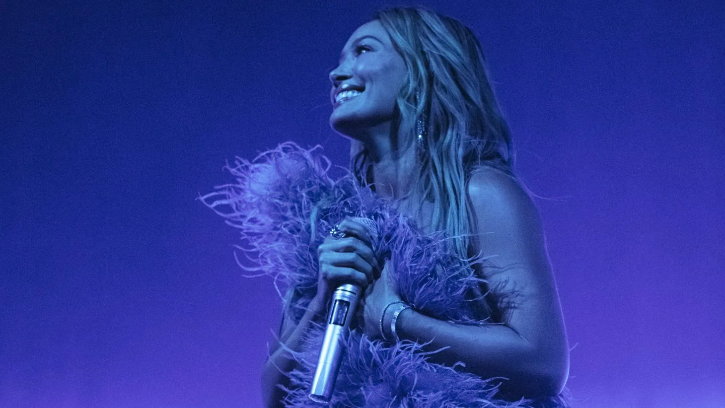 Hilary Duff agota el Kia Forum en su primera gran gira en más de una década