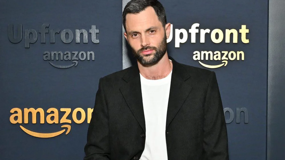 Penn Badgley protagonizará adaptación de 'Everyone in My Family Has Killed Someone' para Amazon
