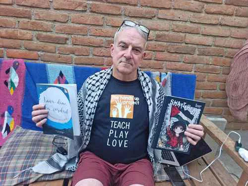 Nick Bilbrough presenta en Chiapas documental sobre niñez en Gaza y poemas de víctimas