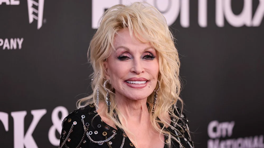 Dolly Parton no asiste a inauguración en Dollywood por problemas de salud