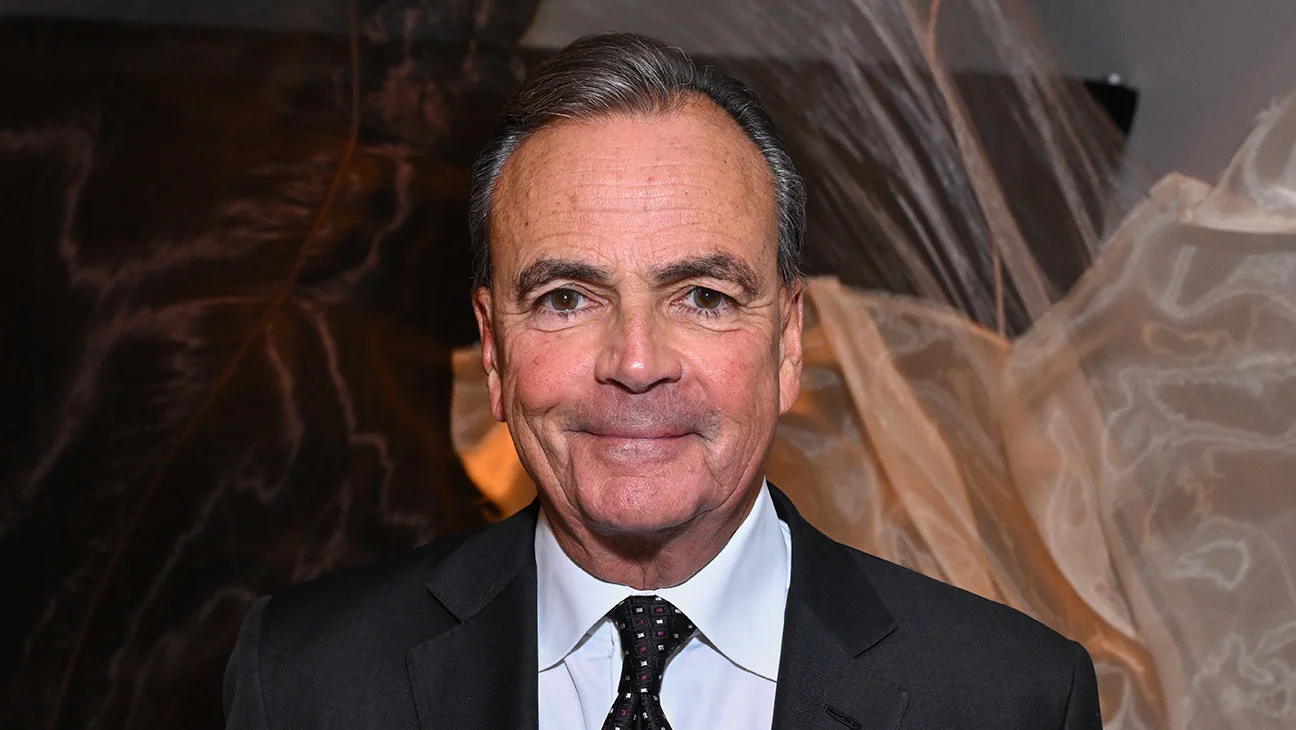 Rick Caruso reabre Palisades Village tras el incendio forestal en Pacific Palisades