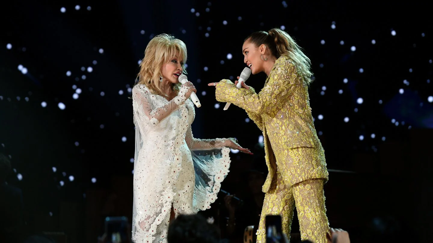 Miley Cyrus rinde emotivo tributo a su madrina Dolly Parton tras su fallecimiento