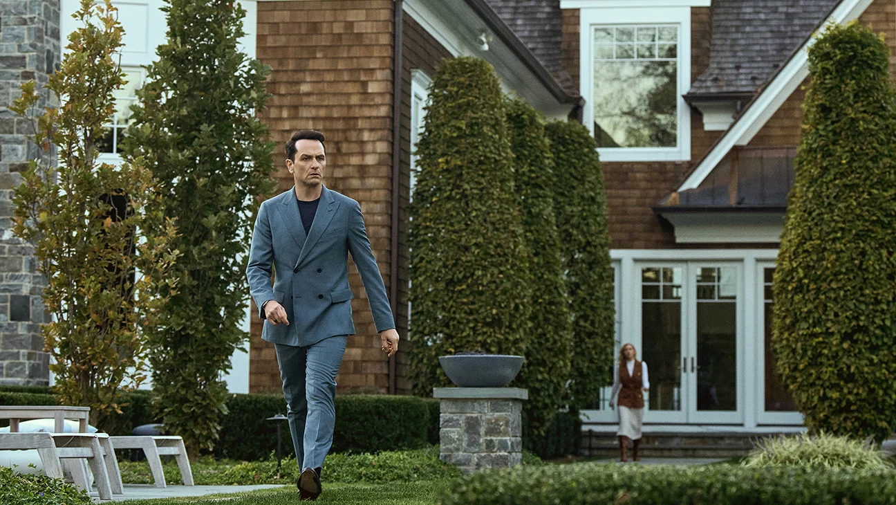 Howard Gordon aborda la escena más divisiva de 'The Beast in Me' en Netflix