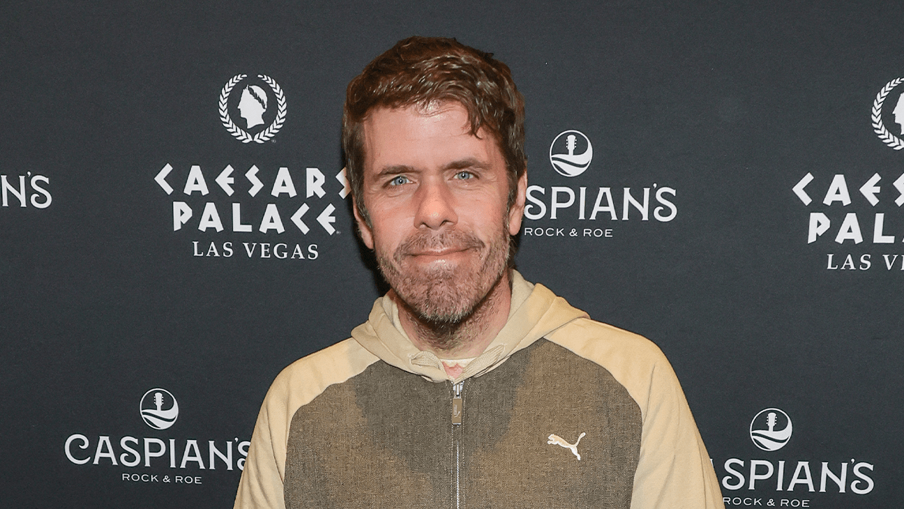 Perez Hilton permanece hospitalizado en Florida; su condición es 'seria pero estable' y requerirá cirugía