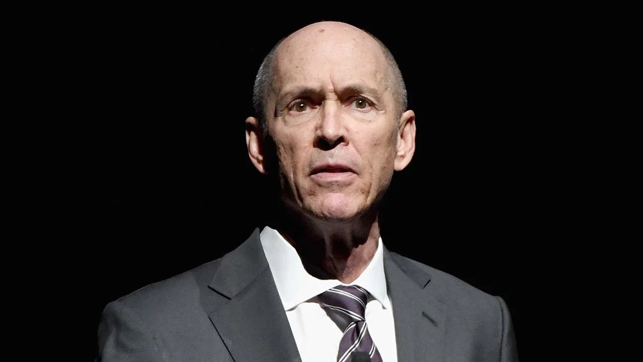 Chris Aronson demanda a Paramount por más de 4 millones de dólares tras su despido