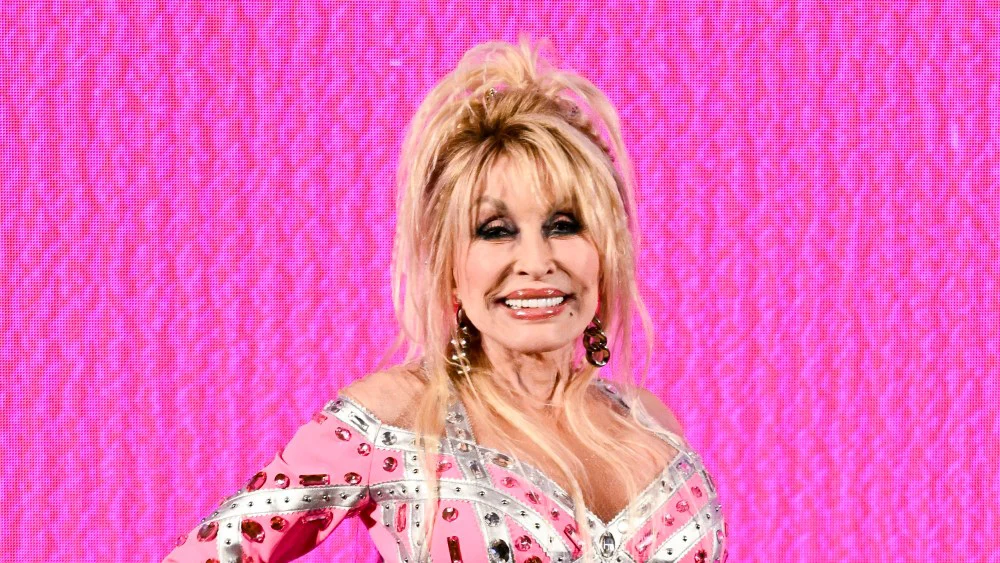 Gobernador de Tennessee y aeropuerto de Nashville proponen renombrar terminal en honor a Dolly Parton