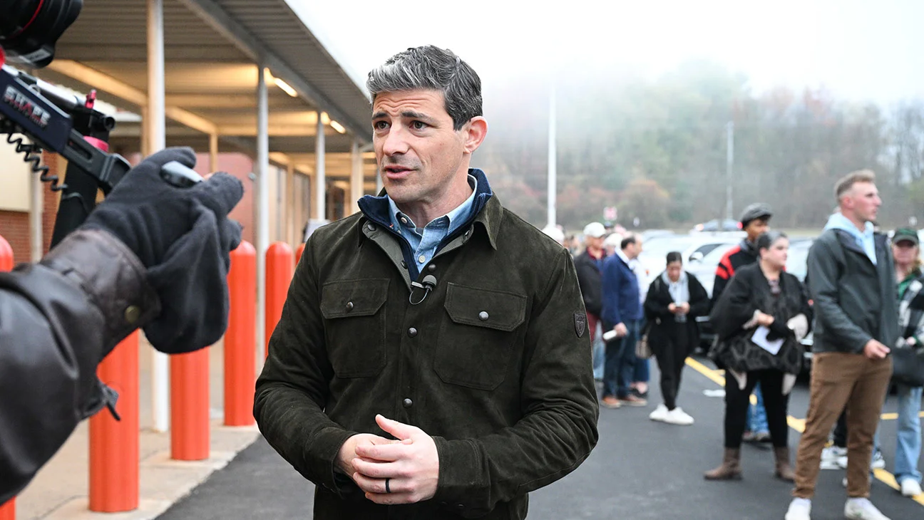 Demandan a Matt Gutman de CBS News por acoso laboral y despido injustificado
