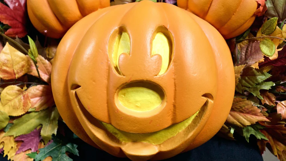 Detrás de la magia: el almacén de 400,000 pies cuadrados donde se crea Halloween en Disneyland