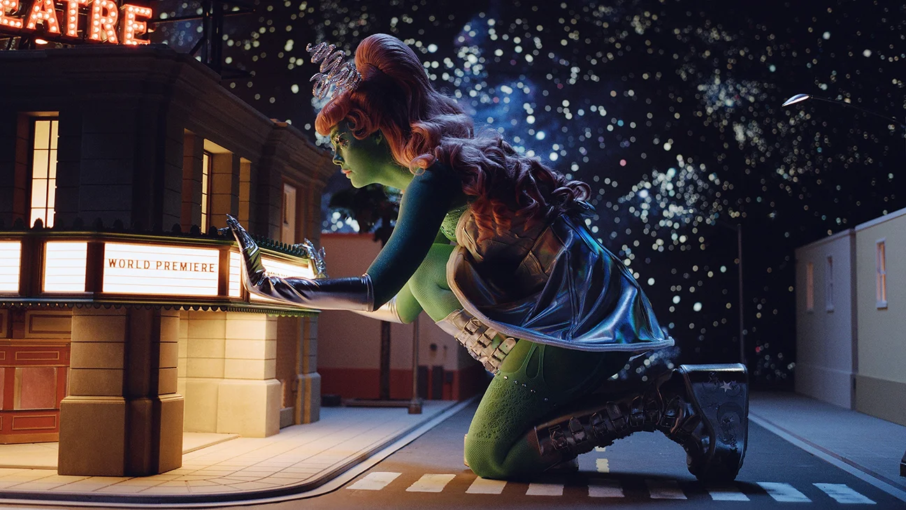 Maquillistas de 'Margo's Got Money Troubles' pintan a Elle Fanning de verde para su alter ego alienígena