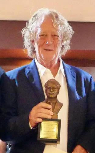 Luis Mandoki recibe la presea Ricardo Flores Magón en la Academia Nacional de Historia y Geografía