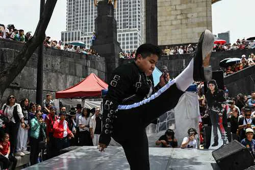 Celebran cumpleaños de Michael Jackson con baile de 'Thriller' en el Monumento a la Revolución